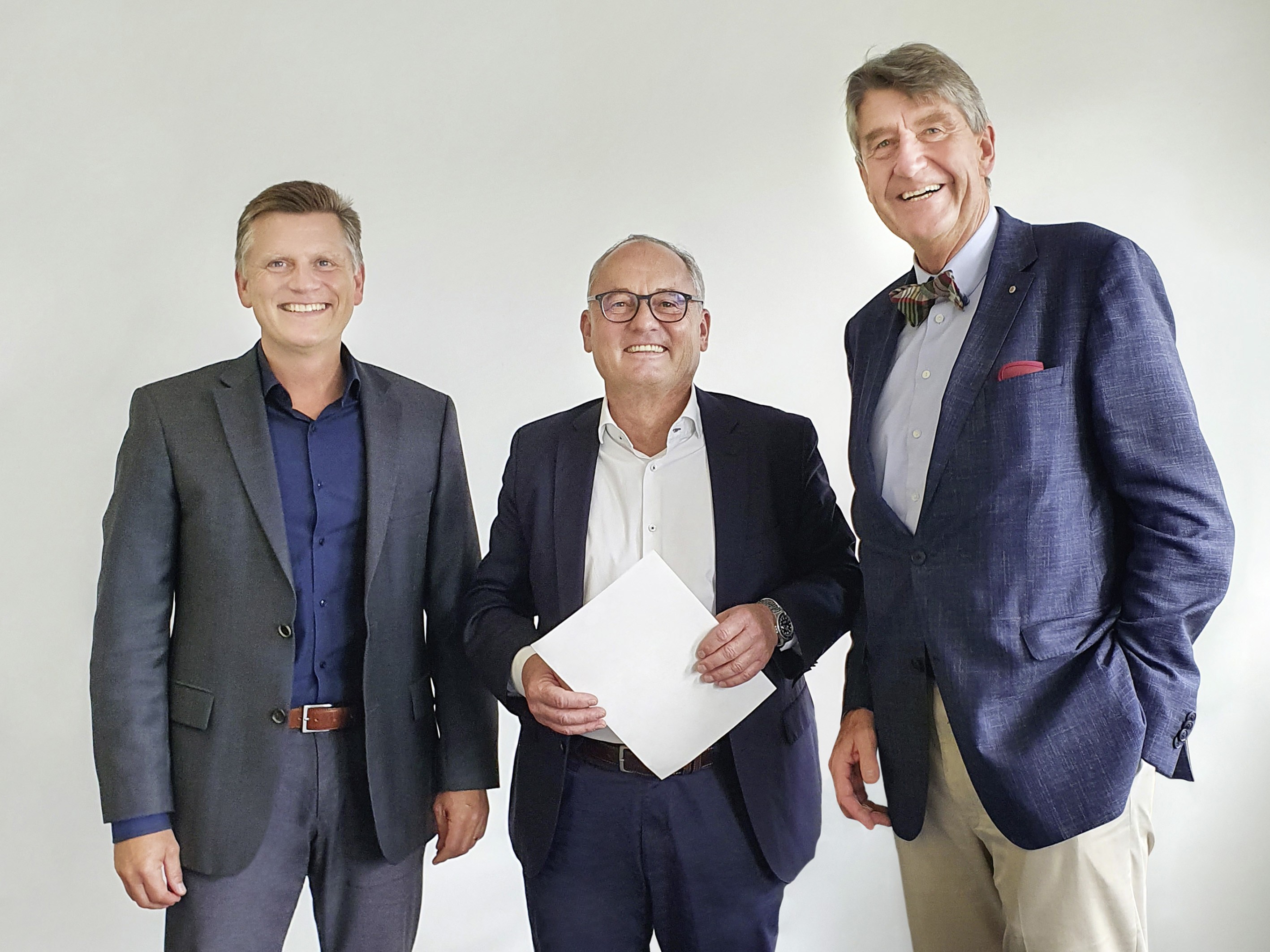 Matthias Wehrle, ATP-Partner in Zürich, Peter Glaus, Geschäftsführer von HGPC, und ATP-CEO Christoph M. Achammer (v. l. n. r.) besiegeln die Kooperation.<br><span class='image_copyright'>Tom Bütler</span><br>