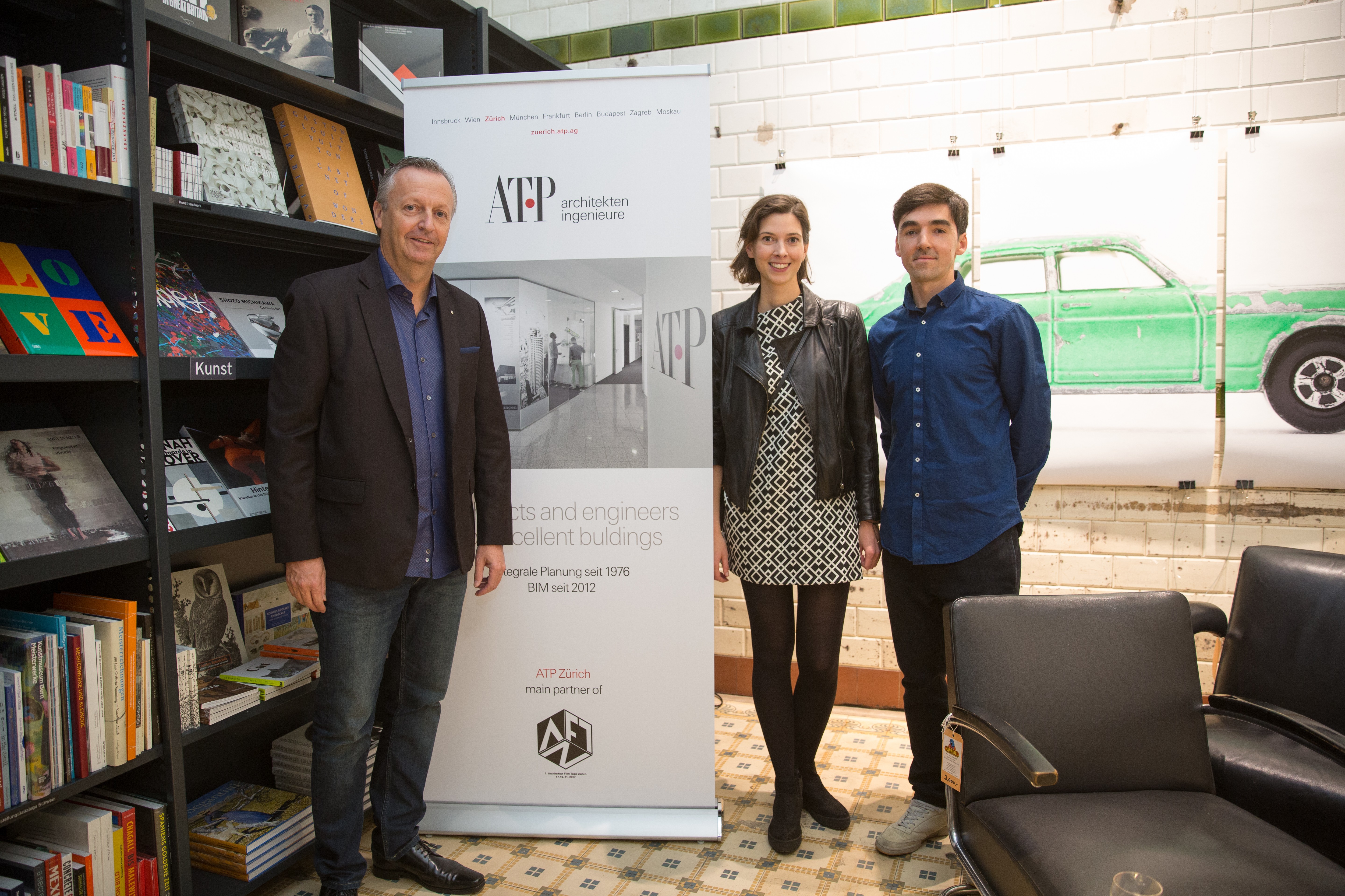 ATP Zürich GF Michael Gräfensteiner (l.) mit den Organisatoren Ágota Komlósi (m.) und Péter Polány (r.) beim Sponsor Apero in der Never Stop Reading Buchhandlung.<br><span class='image_copyright'>ATP</span><br>