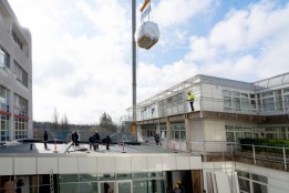 A special crane lifts the two extremely heavy MRI scanners into the extension to the Radiology Department.<br><span class='image_copyright'>ATP/Wang</span><br>