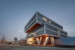 Das OMV Office Building, integral geplant von ATP Wien, als Eingangsbauwerk zur Raffinerie Schwechat.<br><span class='image_copyright'>ATP/Kuball</span><br>