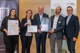 Federal Minister for Climate Action, Environment, Energy, Mobility, Innovation and Technology, Leonore Gewessler, (2nd from left) presents the ÖGNB and klimaaktiv certificates to Hannes Achammer, ATP Vienna, and Michael Haugeneder, ATP sustain<br><span class='image_copyright'>Alfred Arzt</span><br>