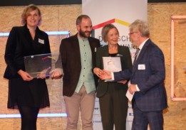 From left: ATP Lead Project Manager Nora Westphal, Felix Meier (ATP), Susanne Lammer (Viega), and keynote speaker Prof. Dr.-Ing. Klaus Knoll at the award ceremony.<br><span class='image_copyright'>Hussmedien</span><br>